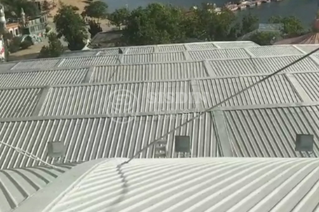 采用HS206彩鋼瓦翻新專用漆底漆，CW350彩鋼瓦翻新專用漆面漆噴涂一底兩面效果